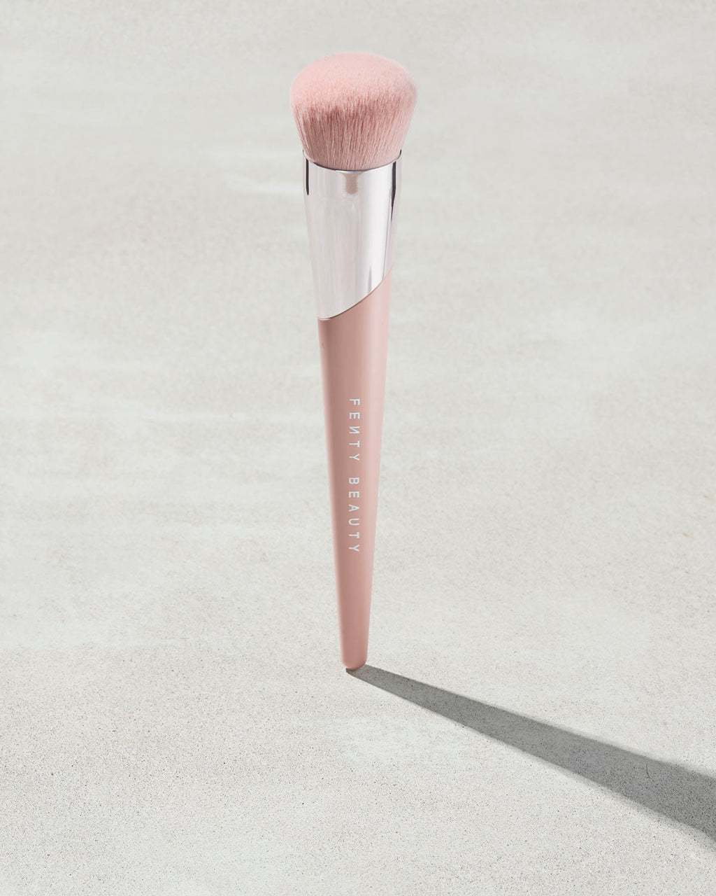 Kabuki-Buff Foundation Brush 115 - fenty glowup