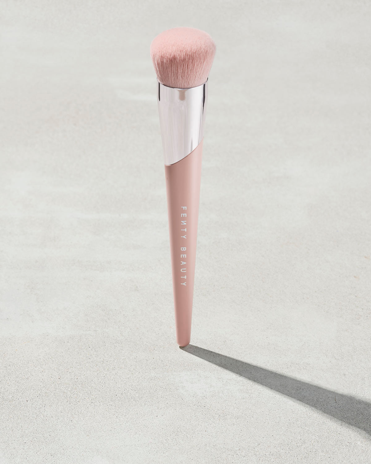 Kabuki-Buff Foundation Brush 115 - fenty glowup
