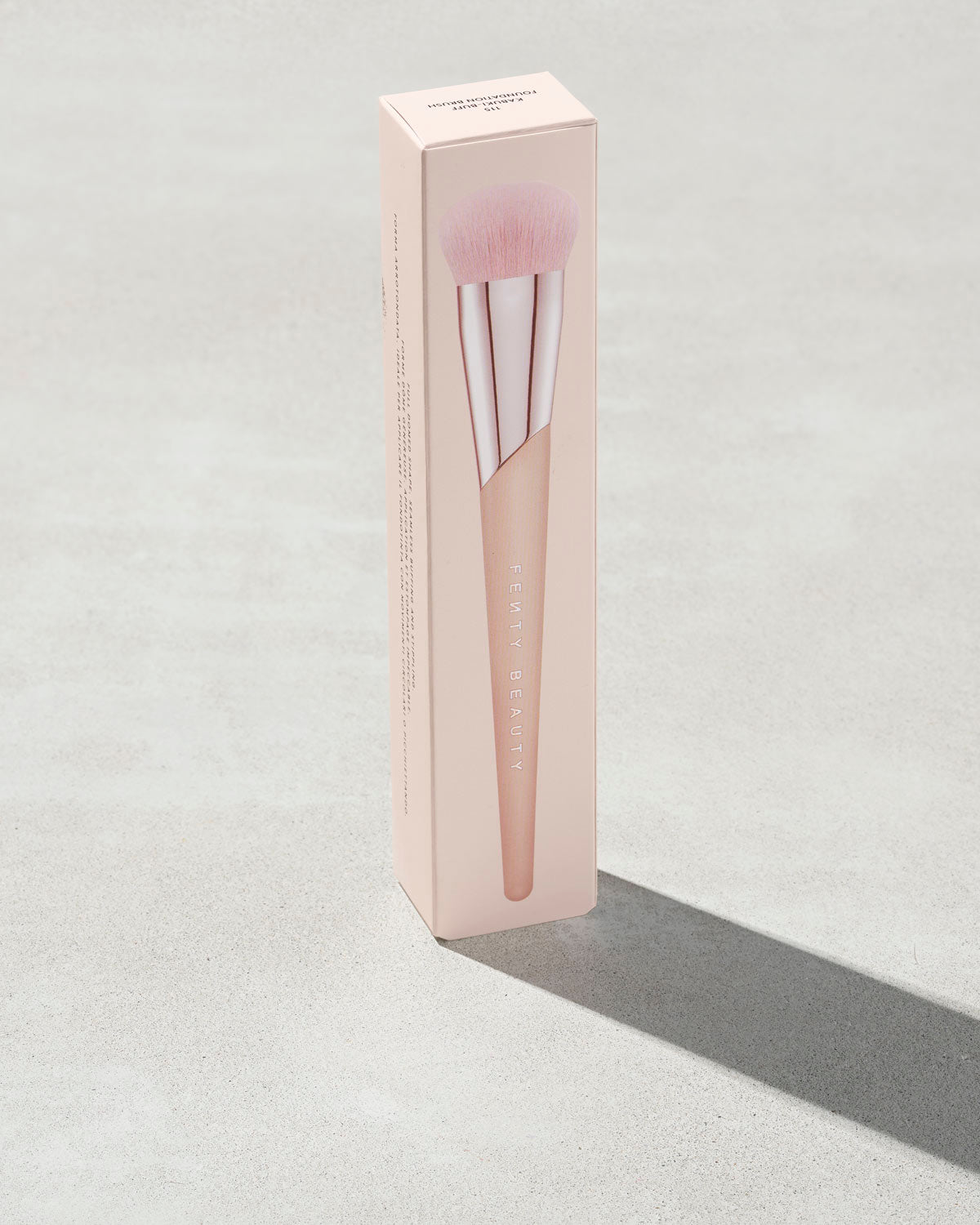 Kabuki-Buff Foundation Brush 115 - fenty glowup